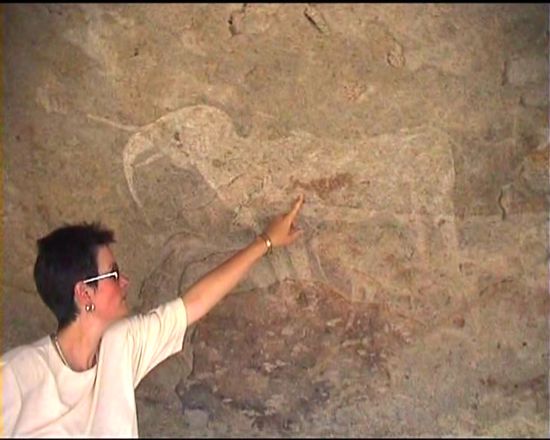 Felsgravuren in der Höhle