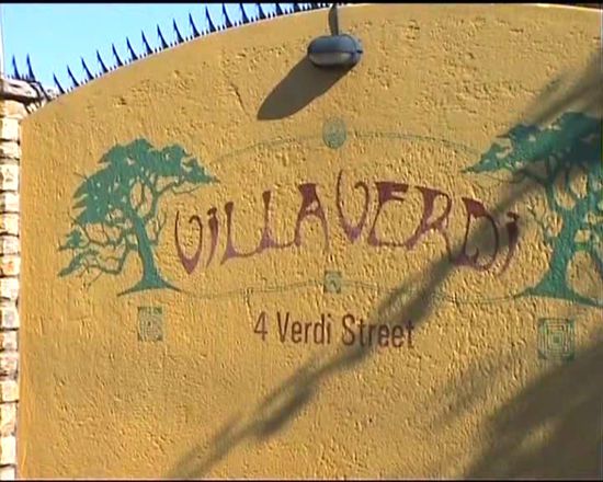 'gesicherte' Aussenmauer der Villa Verdi