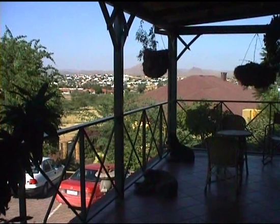 Terrasse mit Blick über Windhoek und den Innenhof mit Parkplatz