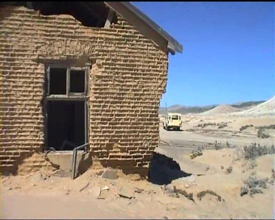 die Erosionsarbeit des Sandes kann man an diesem Mauerwerk gut erkennen - der Backstein ist weg und nur die härteren Fugen sind übrig