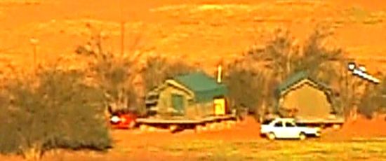 links unser Zelthaus mit rotem Mietwagen