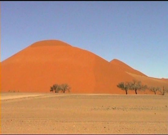 auf der Strecke sind die Dünen nummeriert - hier die Düne 45, zu der wir auf der Rückfahrt (wollten)