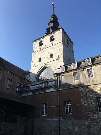 etwa 1560 wurde das Querhaus gotisch eingewölbt und 1563 der gewaltige Turm über seinem südlichen Arm errichtet