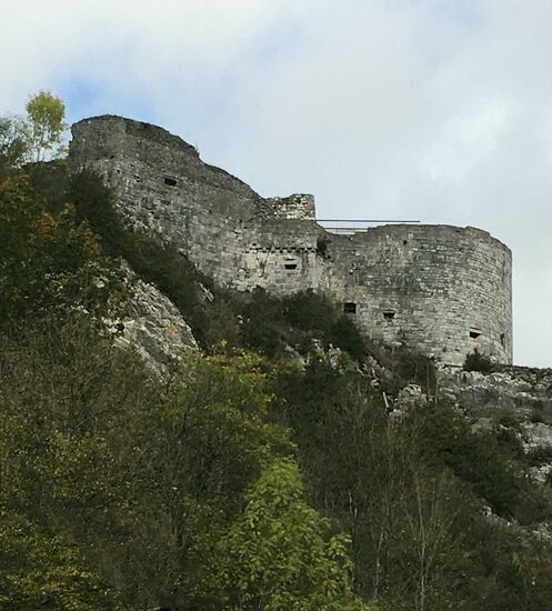eindrucksvolle Ruine der Festung Crèvecoer oberhalb des Ortes - 1554 zerstört durch Truppen König Heinrichs II. von Frankreich