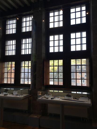 großzügige Durchfensterung des gesamten Hauses - steinerne Fensterkreuze mit doppelten Querbalken teilen die hohen Öffnungen in sechs Felder.