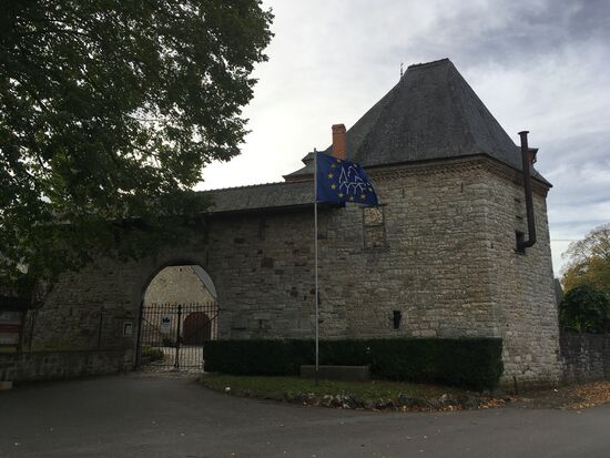 am Tor hängt die Europafahne, das Tor jedoch ist geschlossen - hier soll das Musée Archéologique de la Haute-Meuse sein. Aber es ist aus unerfindlichen Gründen dauerhaft geschlossen, obwohl die Webseite davon spricht dass in der Gegend prähistorische menschliche Knochen gefunden wurden ('Le visiteur découvrira une exceptionnelle sélection d'outils, d'armes, de parures, d'ossements humains allant de la Préhistoire à l'Antiquité.)