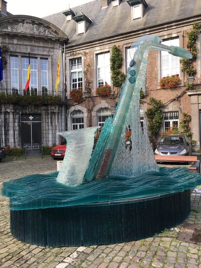 ein Saxophon ganz aus Glas im Innenhof des Rathauses