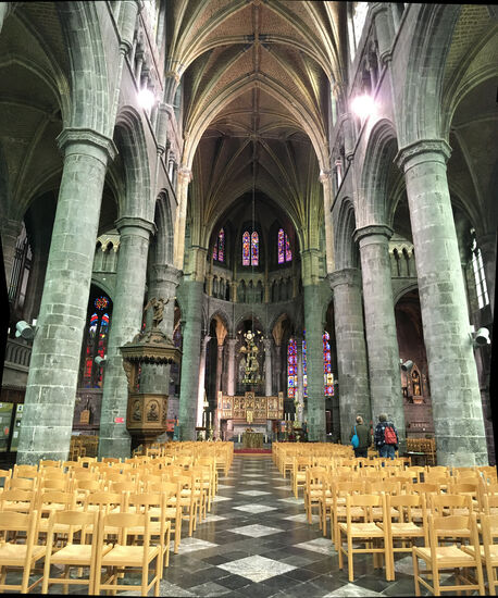 die 50 m lange, dreischiffige Anlage der frühen Gotik zeigt insgesamt sehr schlichte Formen, etwa bei den Langhauskapitellen und dem Triforienmaßwerk im Mittelschiff (Dreipässen).