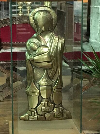 L'ambon de droite figure une Vierge à l'Enfant et les trois saints patrons des églises de la ville, Perpète, Pierre et Nicolas. Favero affectionne des traits nets et des reliefs affirmés et puissants. Cette exprèsslvlté forte permet au laiton exprimer tout son éclat.