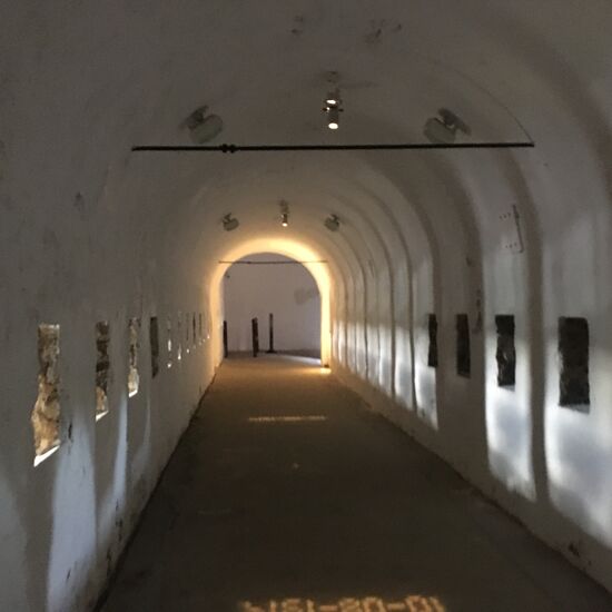 Lange galerie mit zwei Meter dicken Mauern