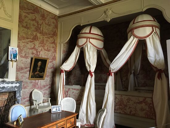 Schlafzimmer von Maria-Christina - in diesem Raum wohnten die Erzherzogin Maria-*Christina und ihr Mann Albert von Sachsen-Teschen anlässlich ihres Besuchs auf Frcer im Jahre 178 - diese Betten werden "à la polonaise" genannt, ihre Besonderheit sind die von einer am Bett angebrachten Kuppel hängenden Schleier..