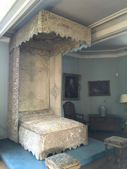 Schlafzimmer Ludwig XIV. - das Himmelbett ist mit Vorhängen versehen, die man nachts zuzog, um sich vor der Kälte zu schützen; die inneren Seidenvorhänge stammen aus der gleichen Epoche