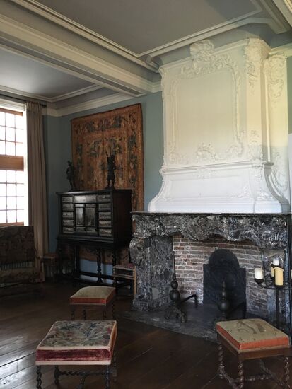 der Kamin im Stil Ludwig XV aus Marmor von Waulsort besticht durch seine reiche Stuckateurarbeit und seine besondere Farbe