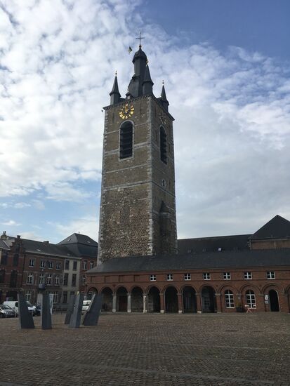 Belfried - die Galerie, die am Turm ansetzend den Stiftsplatz nach Westen begrenzt, entstand im frühen 19. Jh.