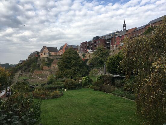 unterhalb der Grand Rue liegen hübsche Gärten