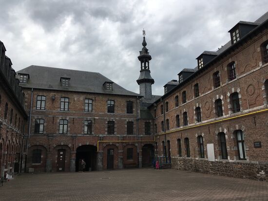 es dient heute als Bildungsstätte für Erziehung (Athenée Royale) - der Glockenturm gehörte zu einer Kapelle von 1662