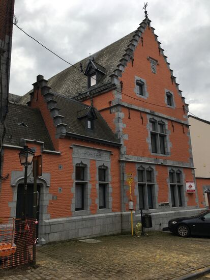 das jetzige Postgebäude war einst die Zufluchtsstätte der Mönche von Lobbes (erbaut 1552)