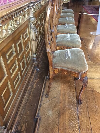 Fußbodenleiste zur Vemeidung von Wandschäden durch die Bestuhlung