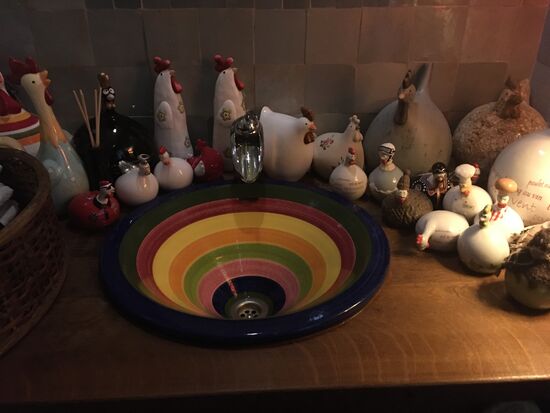 der Inhaber sammelt Hühner und Honigtöpfe