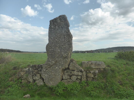 Danthine-Menhir
Dieser Menhir verdankt seinen Namen der Archäologin Helene Danthine, die ihn 1947 entdeckt und ausgegraben hat. Er war im „Feld des langen Steins" (hinter dem Menhir) vergraben, wurde aber entlang der Landstraße aufgestellt.