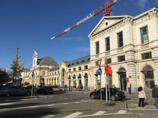Um den Bahnhof herum ist z.Zt. eine totale Baustelle - selbst für Fußgänger ist es schwierig  sich den Weg durch die Barken zu bahnen.