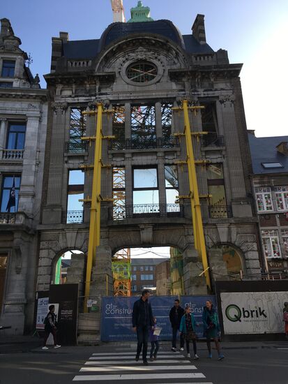 auch hier herrscht der Umbruch - immerhin läßt man alte Fassaden stehen