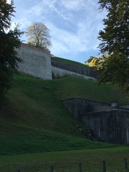 auf der anderen Seite erhebt sich die Zitadelle (s. nächstes Kapitel -Namur II)