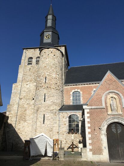 Westbau - auch hier erinnern die angesetzten Halbtürme an die Wehrkirchen der franz,.Ardennen.