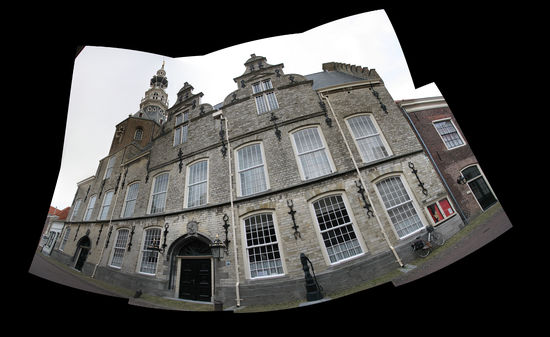 das alte Rathaus liegt in einer engen Gasse, so dass nur ein Zusammensetzen von 6 Aufnahmen die Fassade erfasst