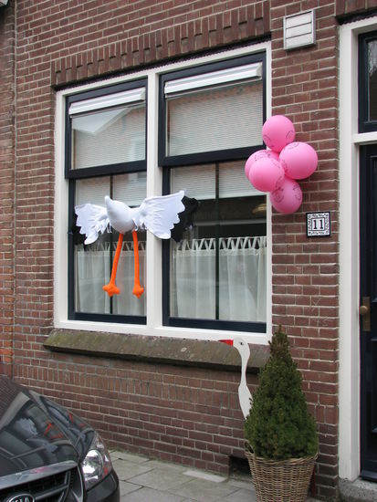 oder die Kennzeichnung eines Hauses mit Neugeborenem!