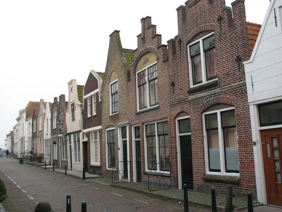 Die kleinen Wohnstraßen sehen proper aus mit ihren überwiegend giebelständigen kleinen Wohnhäusern.