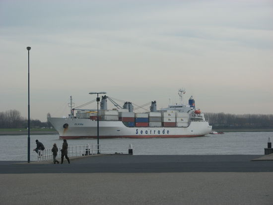 Containerschif auf dem Weg von Rotterdam aufs Meer
