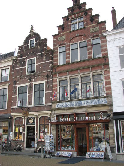 Kaufmannshäuser - heute zum Teil Verkaufstellen für Delfter Prozellan