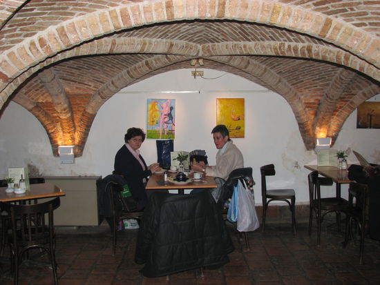 Im zugehörigen Nonnenkeller nehmen wir -es ist schon Nachmittag - einen kleinen Snack, damit wir den restlichen Stadtrundgang noch bewältigen können.