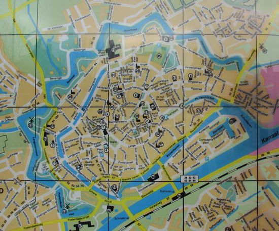 der ausgehängte Stadtplan verrät den ehemaligen Festungscharakter