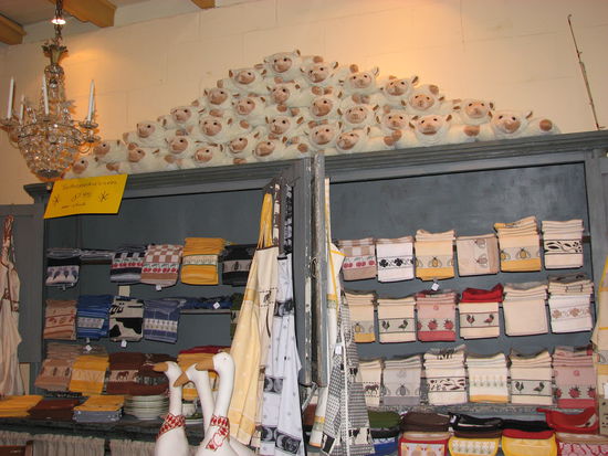 Pyramide aus Lammkissen, deren Köpfe jeden anschauen und deren Flächen umgebogen werden kann, so dass