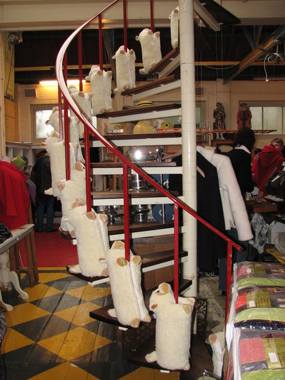 sie um die Treppengeländer passen. Dieses (praktische) Souvenir muß mit!