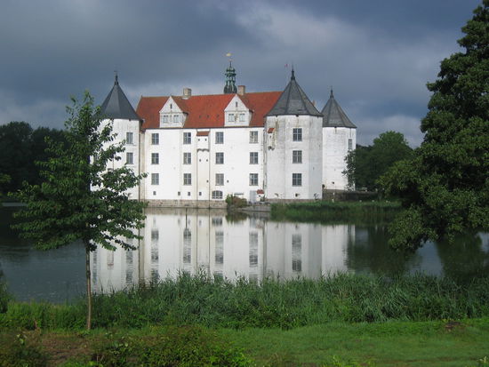 wuchtiger Bau der Glücksburg mit vier Ecktürmen (Achtecke)