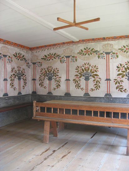 mit Wandmalereien in Stube