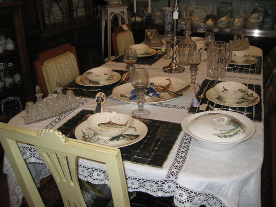 Lädt der gedeckte Tisch des Antikladens nicht zum Essen ein?