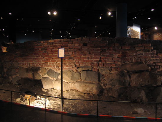 einziges Stück alter Stadtmauer