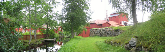 Alte Schmelzofenanlage mit Nebengebäuden