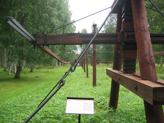 über mehrere 100 m verlaufende Holzverbidnung zur Übertragung der Wasserkraft