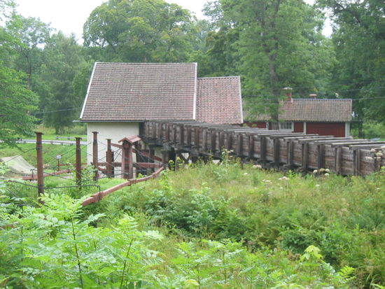 aus der Mühle überträgt das Gestänge die durch ein Wasserrad gewonnene Kraft