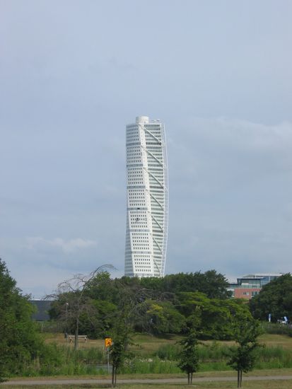 Auf dem morgendlichen Weg fällt uns das 'neue' Wahrzeichen von Malmö auf, das wir auf jeden Fall von der Nähe anschauen müssen.