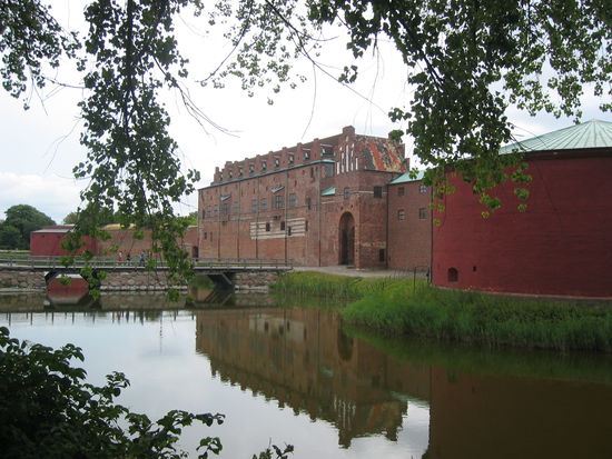 Malmöhus Slot auf einer Insel inmitten von riesigen Parkanlagen