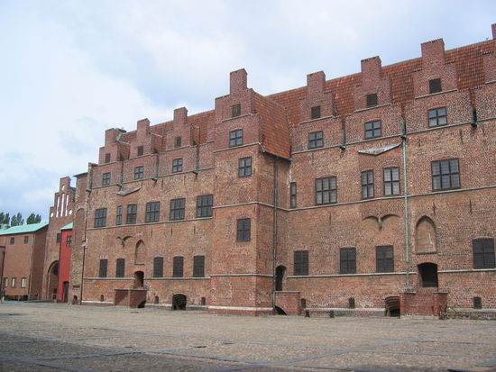 die Architektur des Tores erinnert an Tore der norddeutschen Backstein-Gotik. Der Hauptbau ist ebenfalls aus Backstein errichtet, aber massiv und mit wenigen architektonischen Verzierungen (angedeutete Flacherker).