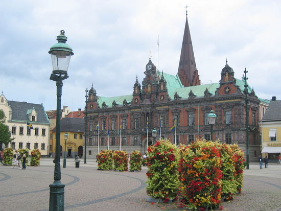 Trotz der im 19. Jh. erfolgten Umbauten bliebt der Stil der Erbauer weitgehend erhalten. Im Hintergrund siehtman den Turm der St.Petri-Kirche.