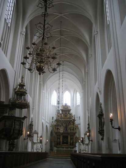 schlichter Innenraum - Barockaltar aus der Zeit um 1600