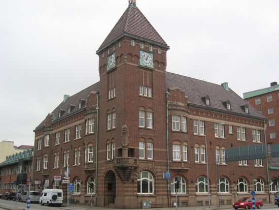 die alte Post - links unten: eines der letzten Bilder unseres kleinen Wohnmobils - aber das wußten wir ja noch nicht!